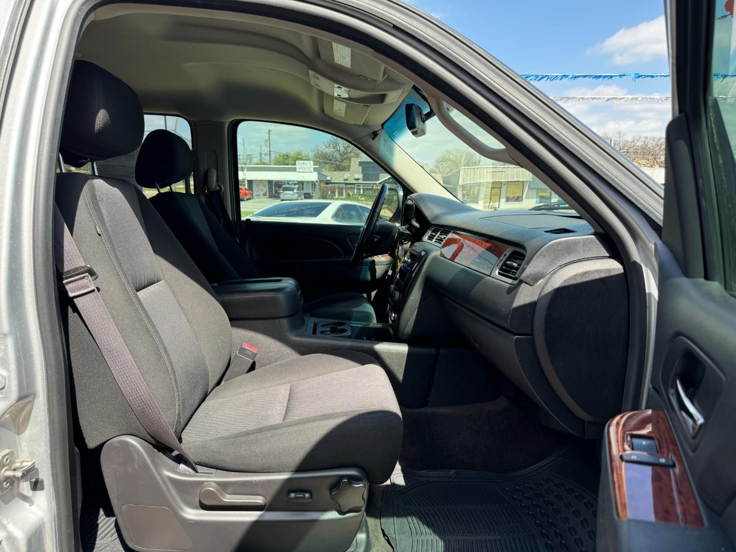 2014 SILVER CHEVROLET TAHOE (1GNSCAE05ER) , located at 5900 E. Lancaster Ave., Fort Worth, TX, 76112, (817) 457-5456, 0.000000, 0.000000 - Photo#16